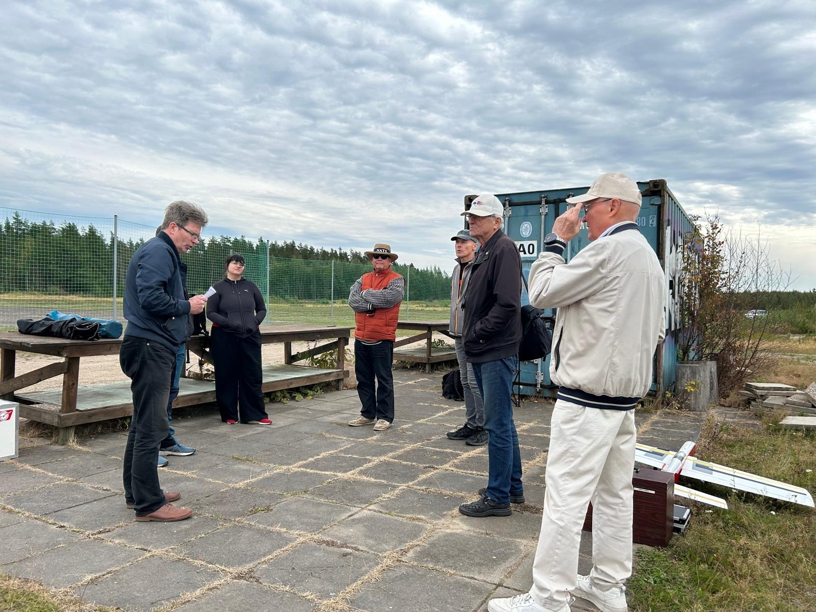 F2B-luokan SM-kilpailun osallistujia ja järjestäjiä Nummelassa vuonna 2026